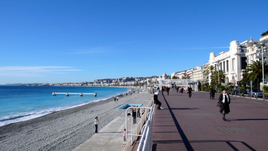 La PROMENADE DES ANGLAIS, a NIZZA (foto di ROBERTO DE BERNARDI). Teatro della strage della notte del 14 luglio 2016. La «Promenade» è uno dei luoghi simbolo di Nizza: UN LUNGOMARE LUNGO IN TUTTO 7 KM che si estende su tutta al lunghezza del GOLFO DI NIZZA, accompagnando le spiagge che si affacciano sul Mar Mediterraneo. Ecco com’era la celebre «passeggiata sul mare» prima della strage che ne ha cambiato per sempre la percezione comune. (da www.corriere.it/ )